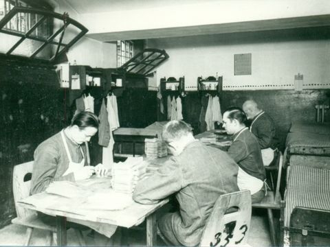 Zellenarbeit im Gemeinschaftshaftraum in den 30er