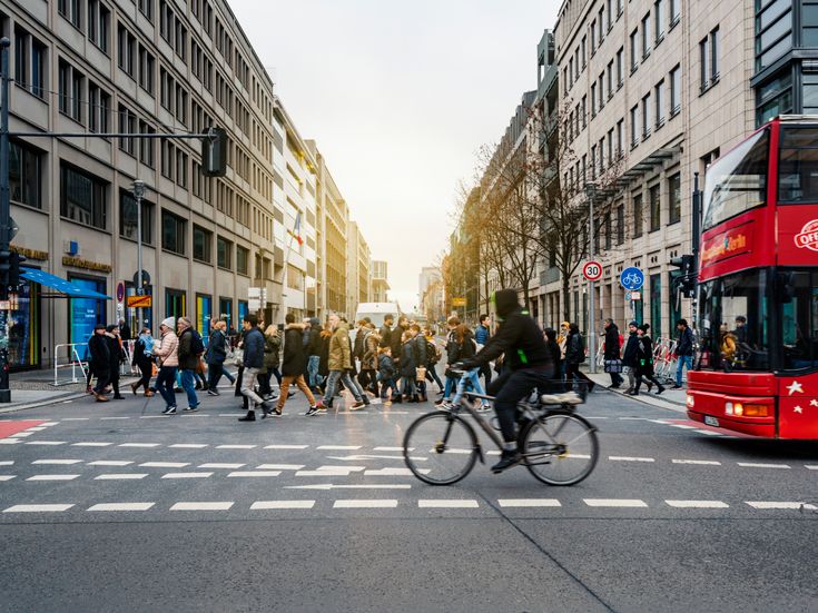 Ein Fahrradfahrer auf einer belebten Straße in Berlin-Mitte
