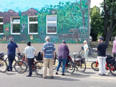 Fahrradfahrer vor Wandbild