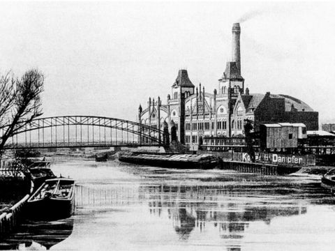 Die technischen Bauten versteckten sich nicht hinter unscheinbaren Fassaden, sondern traten mit ihrer repräsentativen Architektur selbstbewusst im Stadtbild auf, wie hier das Elektrizitätswerk Charlottenburg, ungefähr 1907