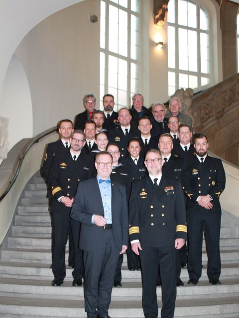 Bezirksbürgermeister Reinhard Naumann mit der Delegation des Marine-Einsatzgruppenversorgers BERLIN