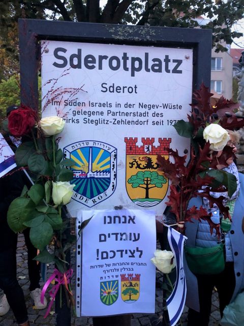 Solidaritätsbekundungen am Sderotplatz in Zehlendorf