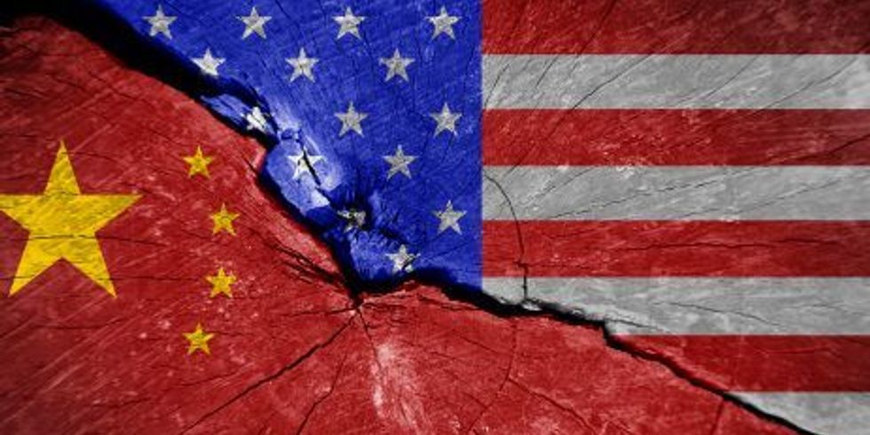 Die farbige Abbildung zeigt eine gemeinfreie Fotomontage der Staatsflaggen der USA und der VR China