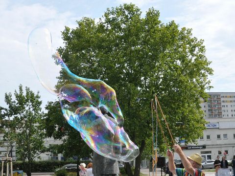 Eröffnung des neu gestalteten Clara-Zetkin-Parks - Seifenblasen vor dem Rondelll mit der Statue Clara Zetkins qua