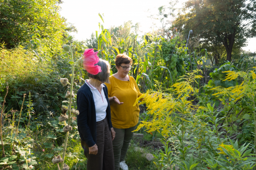 Begzada Alatovic mit einer Frau im Garten