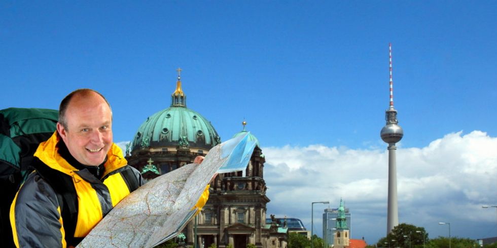 Tourist mit Stadtplan vor dem Berliner Dom