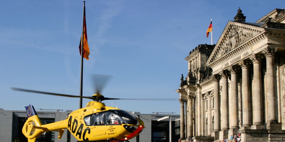 Rettungshubschrauber landet vor dem Reichstag in Berlin