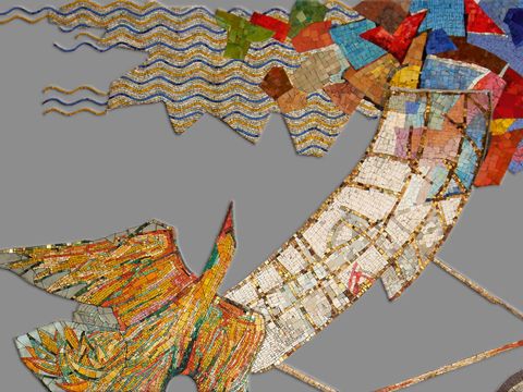 Kunstwerk aus bunten Mosaiksteinen. Von unten links fliegt ein Cogel ins Bild. Er besteht aus gelben, orangenen und grünen Steinen. Oben ein bunter Himmel 