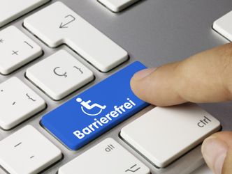 Ein Zeigefinger liegt auf einer Computertaste mit der Aufschrift 'Barrierefrei'