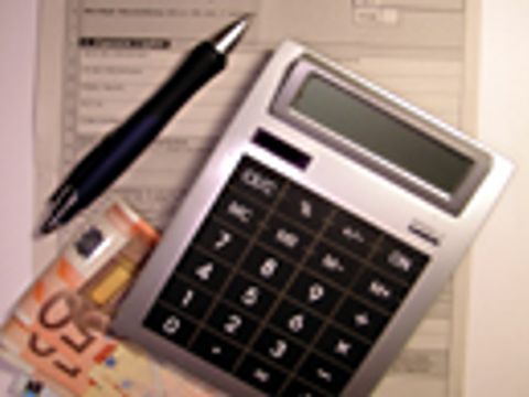 Taschenrechner mit Stift, Formular und Geldscheinen