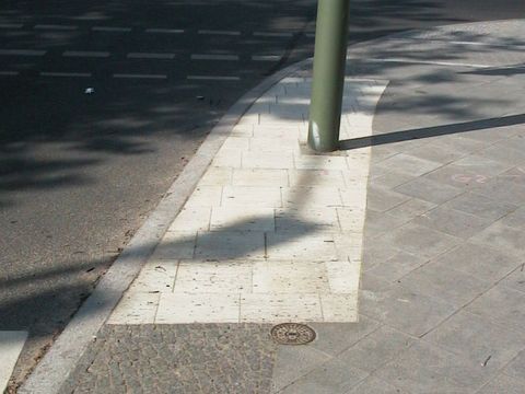 Rillenplatten am Straßenrand