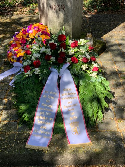 Gedenkkranz zum Tag der Befreiung am Kriegsgräberfriedhof in der Wilsnacker Straße