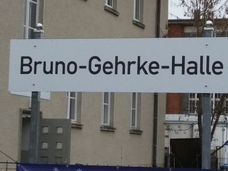 Schild mit der Aufschrift "Bruno-Gehrke-Halle"
