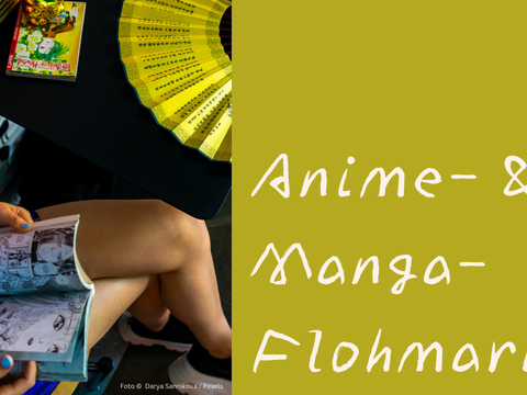 Frau liest Manga umgeben japanischem Nippes