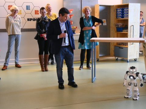 Humbot-Makerspace Eröffnung Bezirksbürgermeister Brockhausen beobachtet NAO