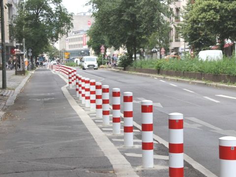 Ein Blick auf den neuen geschützten Fahrradstreifen zwischen herrmannplatz und Reuterstraße