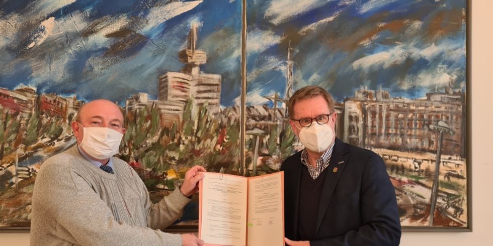 Haben eine neue Dienstvereinbarung für die Beschäftigten unterzeichnet: Personalratsvorsitzender Andreas Gröger (l.) und Bezirksbürgermeister Reinhard Naumann