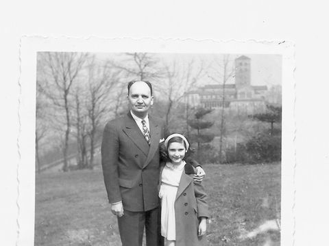 Gaby Rossmer mit ihrem Vater Stephen Rossmer (geb. Rossheimer) in den 1940er Jahren im Fort Tryon Park im New Yorker Stadtteil Washington Heights