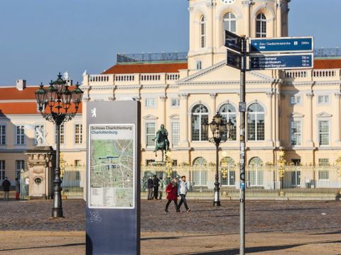 Touristisches Informationssystem Berlin vor dem Schloss Charlottenburg