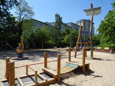 Bildvergrößerung: Der Spielplatz bietet großen und kleinen Kindern jede Menge Möglichkeiten zur Bewegung . 