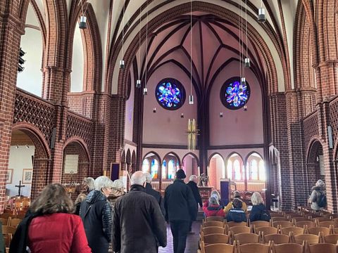Kulturspaziergangsteilnehmende in der Dreifaltigkeitskirche in Lankwitz