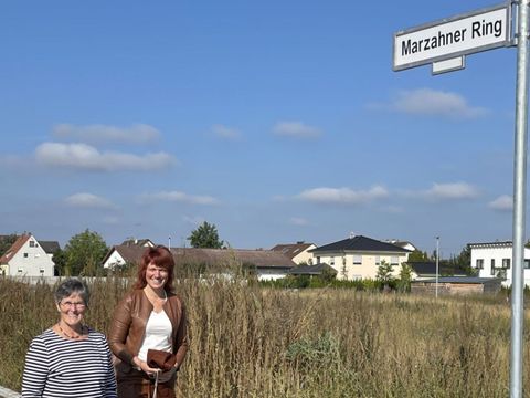 'Marzahner Ring' - Straßenbenennung in der Partnerstadt Lauigngen - 1. Bürgermeisterin Katja Müller und Bezirksbürgermeisterin Dagmar Pohle am Straßenschild