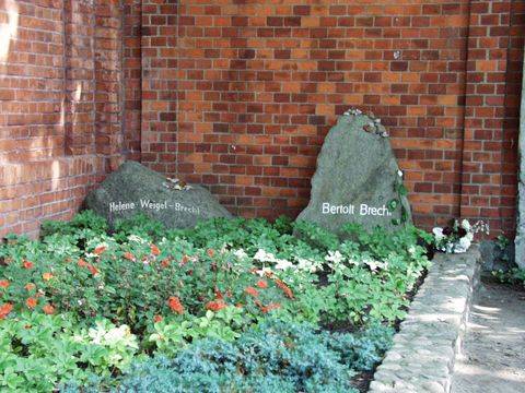 Ehrengrabstätten für Helene Weigel-Brecht und Bertolt Brecht auf dem Dorotheenstädtisch-Friedrichswerderschen Friedhof