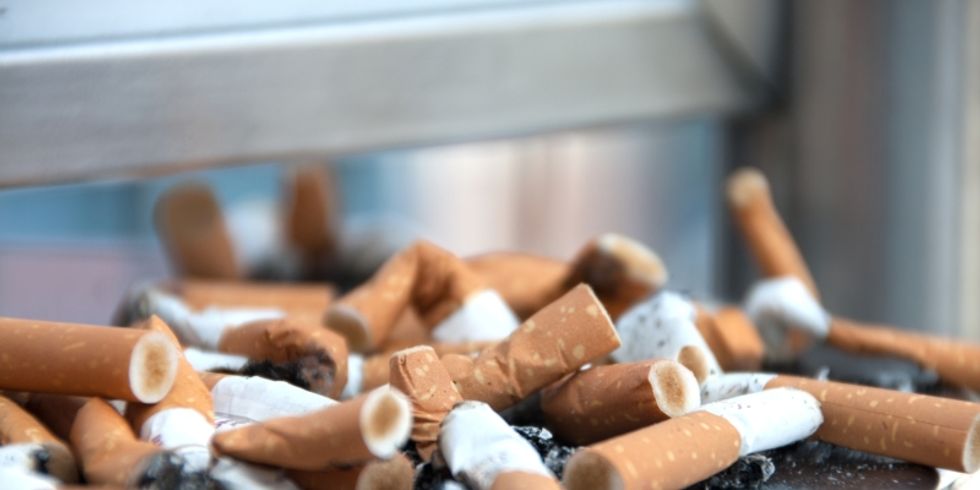 Ein Aschenbecher voller Zigarettenkippen