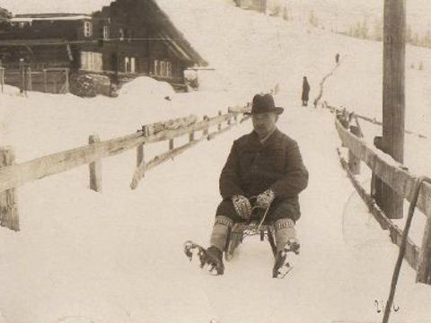 Theodor Loewenthal auf dem Schlitten in Wengen (Schweiz), Winter 1931. Foto: Familienarchiv