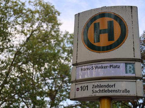 BVG-Bushaltestelle "Hans-Söhnker-Platz"