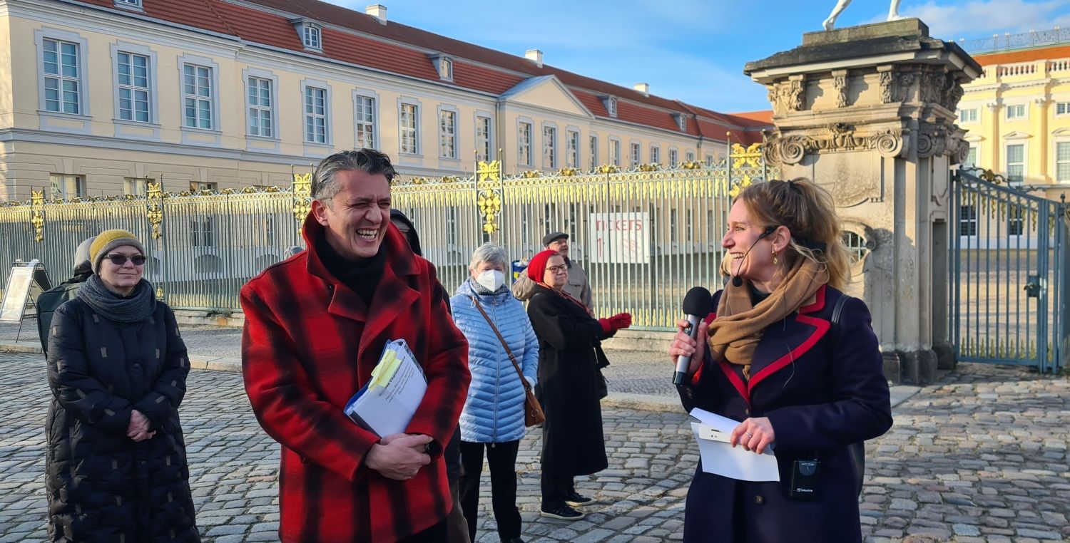 Bürgermeisterin Bauch mit Ayrilmaz vor Schloss Charlottenburg