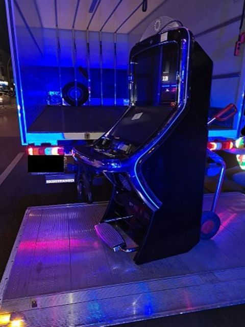 Spielautomat auf der Laderampe eines LKW.