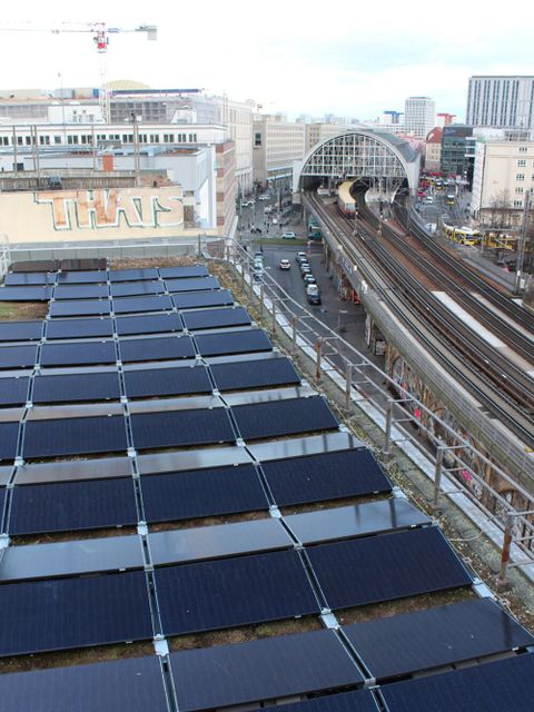 WBM Dach mit Solaranlage, im Hintergrund Zugschienen