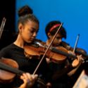 Bildvergrößerung: Mädchen mit Geigen