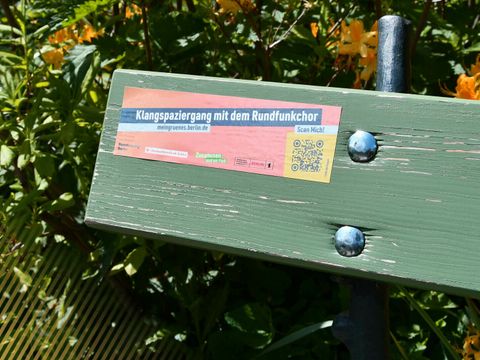 "Klangspaziergang mit dem Rundfunkchor". Sticker auf Parkbank