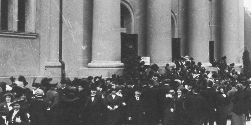 Gemeinde und Ehrengäste beim Verlassen der Synagoge nach dem Einweihungsgottesdienst am 7. April 1914