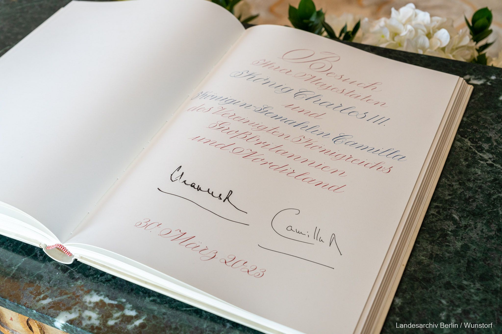 Die Unterschriften von Charles und Camilla im Goldenen Buch