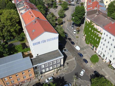 Drohnenaufnahme vom Stadthaus in Rummelsburg mit Schriftzug "Raum für Freiraum"