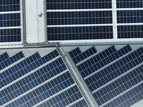 Solarmodule auf Dach von oben fotografiert