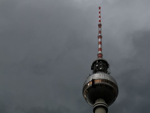 Fernsehturm mit stürmischen Wolken