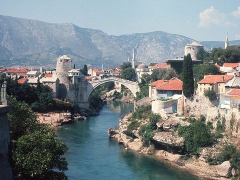 Blick auf die Brücke Stari Most in Mostar 