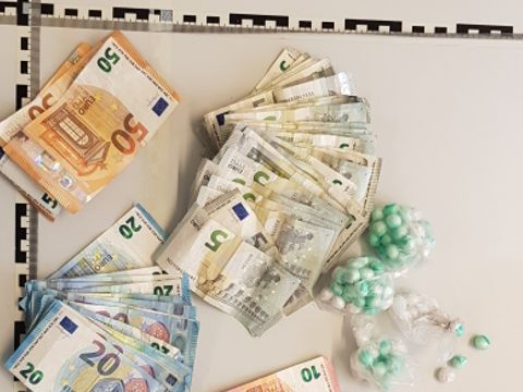 Bildvergrößerung: Beschlagnahmte Drogen und beschlagnahmtes Geld