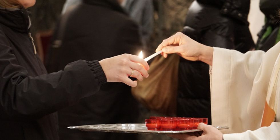 Auch Besucher konnten eine Kerze als Erinnerung an die Verstorbenen entzünden.