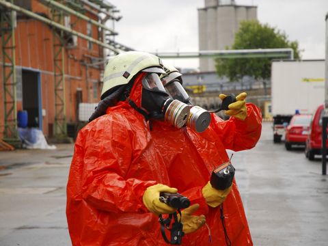 Feuerwehrmänner bei einem Gefahrstoffeinsatz