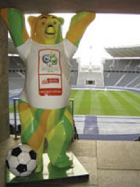 Ein Buddybär wirbt für die Fußballweltmeisterschaft 2006.