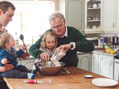 Mehr-Generationen-Familie gemeinsam in der Küche beim Backen