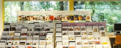 Non-Book-Pyramide in der Bibliothek am Schäfersee mti Musik-CDs und DVD-Spielfilmen