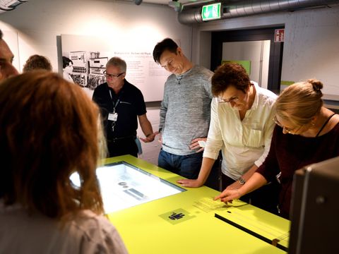 HPR Mitglieder interessiert im Computermuseum Kiel