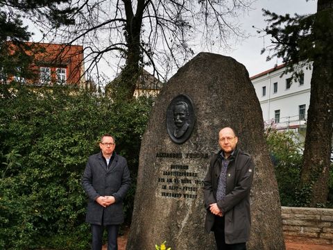 Bildvergrößerung: Bezirksbürgermeister und BV-Vorsteher am Gedenkstein auf dem Futranplatz