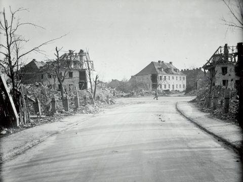 Bildvergrößerung: Hier sehen Sie ein Foto der kriegszerstörten Häuser im Fliegerviertel Thuyring Tempelhof 1944
